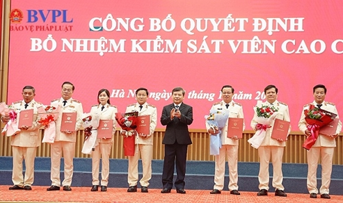 Viện trưởng Lê Minh Trí trao quyết định bổ nhiệm Win Phát 100k viên cao cấp